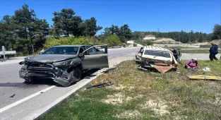 Muğla'da kamyonet ile otomobilin çarpıştığı kazada 1 kişi öldü, 1 kişi yaralandı