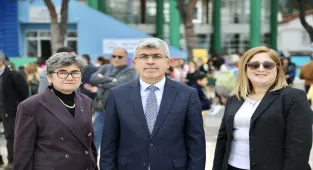 Muğla'da minik öğrenciler yazdıkları kitapları imzaladı