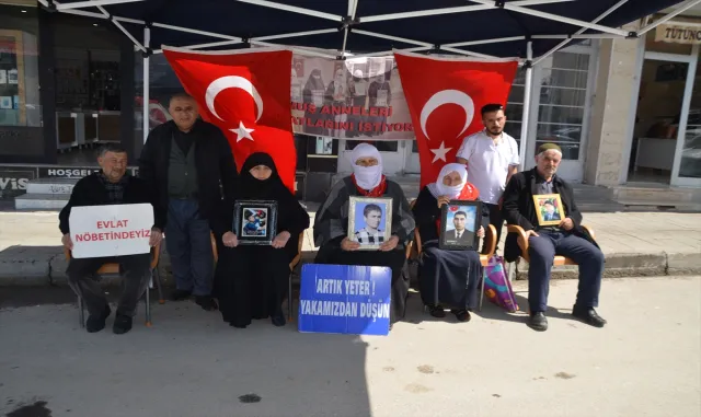 Muş'ta evlatlarına kavuşmak isteyen aileler, DEM Parti önündeki eylemlerini sürdürdü