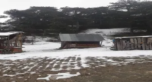 Nallıhan'ın yüksek kesimlerine kar yağdı