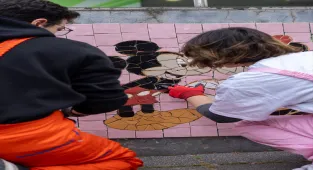 Onaranlar Kulübü, İstanbul'un yıpranmış yüzeylerini seramik kolajlarla dönüştürüyor