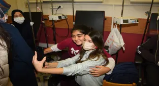 Oyuncu ve sporculardan hastanedeki çocuklara 23 Nisan ziyareti 