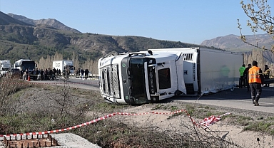 SİVAS - Sivas'ta devrilen tırın sürücüsü yaralandı