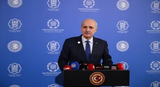 TBMM Başkanı Kurtulmuş: Maalesef bugün Kahramanmaraş'ta bir okulda son derece acı, üzüntülü bir olayın haberini aldık. İçimiz kan ağlıyor. Milletimizin başı sağ olsun.