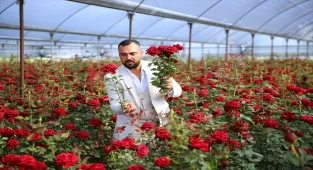 Adana'da gül üreticisi Anneler Günü dolayısıyla huzurevi sakinlerine çiçek hediye etti