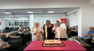 AK Parti Eskişehir Milletvekili Gürcan, huzurevindeki annelerle buluştu