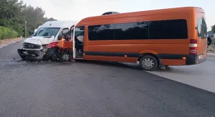 Antalya'da iki tur minibüsünün çarpıştığı kazada 13 turist yaralandı