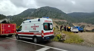 Antalya'da şarampole devrilen otomobildeki 4 kişi yaralandı
