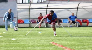 Bacağını trafik kazasında kaybeden Angolalı Fungula futbol ile hayata tutundu