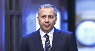 Bakan yardımcısı Yerlikaya, gümüş alan Sude Yaren'i teselli etti