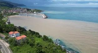 Bartın'da derelerden taşınan çamurlu su denizin rengini değiştirdi