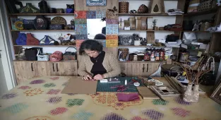 Çöpe gidecek karton ve camları ileri dönüşümle tasarlayarak yeni eşyalar yapıyor