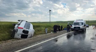 Diyarbakır'da devrilen minibüsteki 11 kişi yaralandı