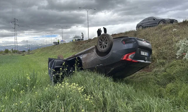 Erzincan'da şarampole devrilen otomobildeki 4 kişi yaralandı