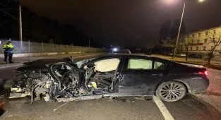 Eskişehir’de bariyere çarpan otomobilin sürücüsü yaralandı