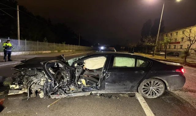 Eskişehir’de bariyere çarpan otomobilin sürücüsü yaralandı
