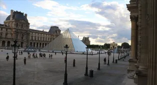 Fransız parlamenterler Louvre Müzesi soygunu sonrası güvenlik önlemlerinin artırılmasını istiyor