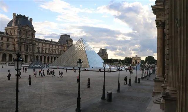 Fransız parlamenterler Louvre Müzesi soygunu sonrası güvenlik önlemlerinin artırılmasını istiyor