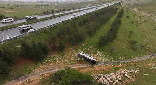 Gaziantep'te devrilen işçi servisindeki 16 kişi yaralandı