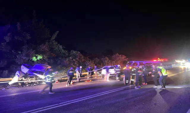 GÜNCELLEME - Burdur'da 4 aracın karıştığı kazada 4 kişi öldü, 11 kişi yaralandı