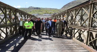 Hakkari-Van kara yolunda yapılan alternatif yol ve panel köprü ulaşıma açıldı