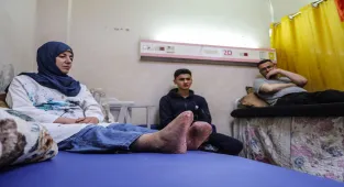 İsrail saldırısında yaralanan aile, tedavi imkanlarının tükendiği Gazze'den çıkmak istiyor