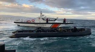 İzmir'de 34 düzensiz göçmen kurtarıldı, 40 göçmen yakalandı