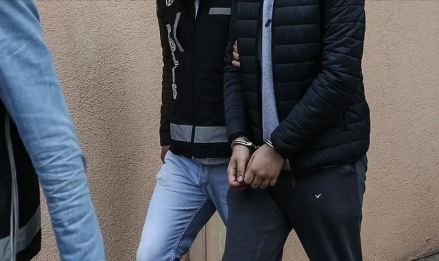 İzmir'de firari hükümlünün evinde 2 kilogram skunk ele geçirildi