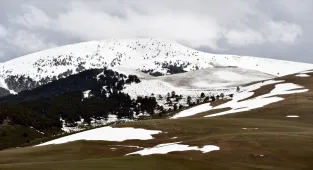 Kars'ın yüksek kesimleri mayıs ayında beyaza büründü