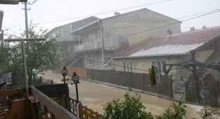Kırklareli'nde sağanak ve dolu etkili oldu