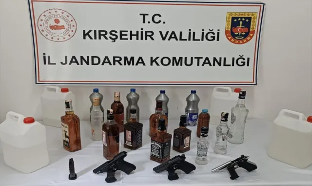 Kırşehir'de 3 ruhsatsız tabanca, sahte içki ve etil alkol ele geçirildi