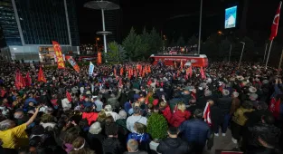 Özgür Özel, CHP Genel Merkezi önünde toplananlara seslendi: