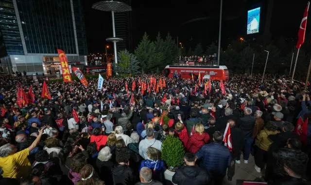 Özgür Özel, CHP Genel Merkezi önünde toplananlara seslendi: