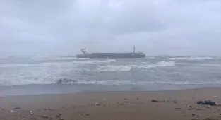 Sakarya'da karaya oturan kuru yük gemisinde inceleme yapıldı