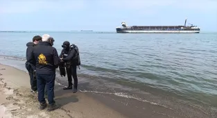 Sakarya'da karaya oturan kuru yük gemisinin etrafına koruyucu bariyer çekildi