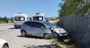 Sinop’ta istinat duvarına çarpan otomobildeki 5 kişi yaralandı