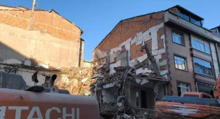 Sultangazi'de bina yıkımı sırasında bitişikteki iki apartman hasar gördü