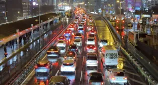 Trafik kazası sonucu yatağa bağımlı kalan genç kız, fizik tedaviyle yürümeye başladı