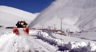Tunceli'de heyelan nedeniyle ulaşıma kapanan köy yolu ekiplerce açıldı