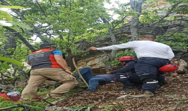 Tunceli’de rahatsızlanan astım hastası ormanlık arazide 750 metre sedyeyle taşındı