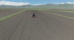 Uzun kışın ardından havaların ısındığı Ardahan'da tarlalarda ekim hareketliliği
