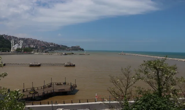 Zonguldak'ta derelerden taşınan çamurlu su denizin rengini değiştirdi
