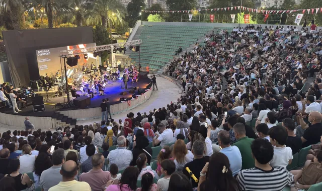 Adana'da öğretmenlerden oluşan Maarif Orkestrası konser verdi