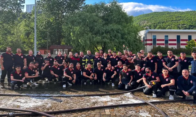 Artvin'de itfaiyeci adayı öğrenciler mezuniyet sevincini tazyikli suyla ıslanarak yaşadı