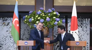 Azerbaycan ve Japonya dışişleri bakanları işbirliğini güçlendirme konusunda mutabık kaldı