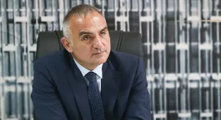 Bakan Ersoy, Antalya'da yeni evlenen çiftin nikah şahidi oldu