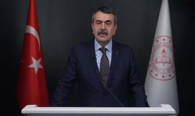 Bakan Tekin, Ümitköy Kız Anadolu İmam Hatip Lisesi mezuniyet törenine katıldı: