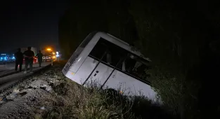 Başkentte servis minibüsü ile otomobilin çarpıştığı kazada 8 kişi yaralandı