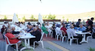 Beypazarı Belediye Başkanı Kasap, Babalar Günü dolayısıyla huzurevini ziyaret etti