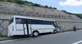 Bilecik'te tıra çarpan midibüsteki 12 kişi yaralandı